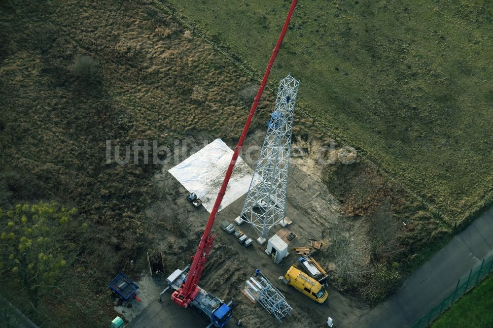 Luftaufnahme Werneuchen - Baustelle zur Strommast- Montage in Werneuchen im Bundesland Brandenburg