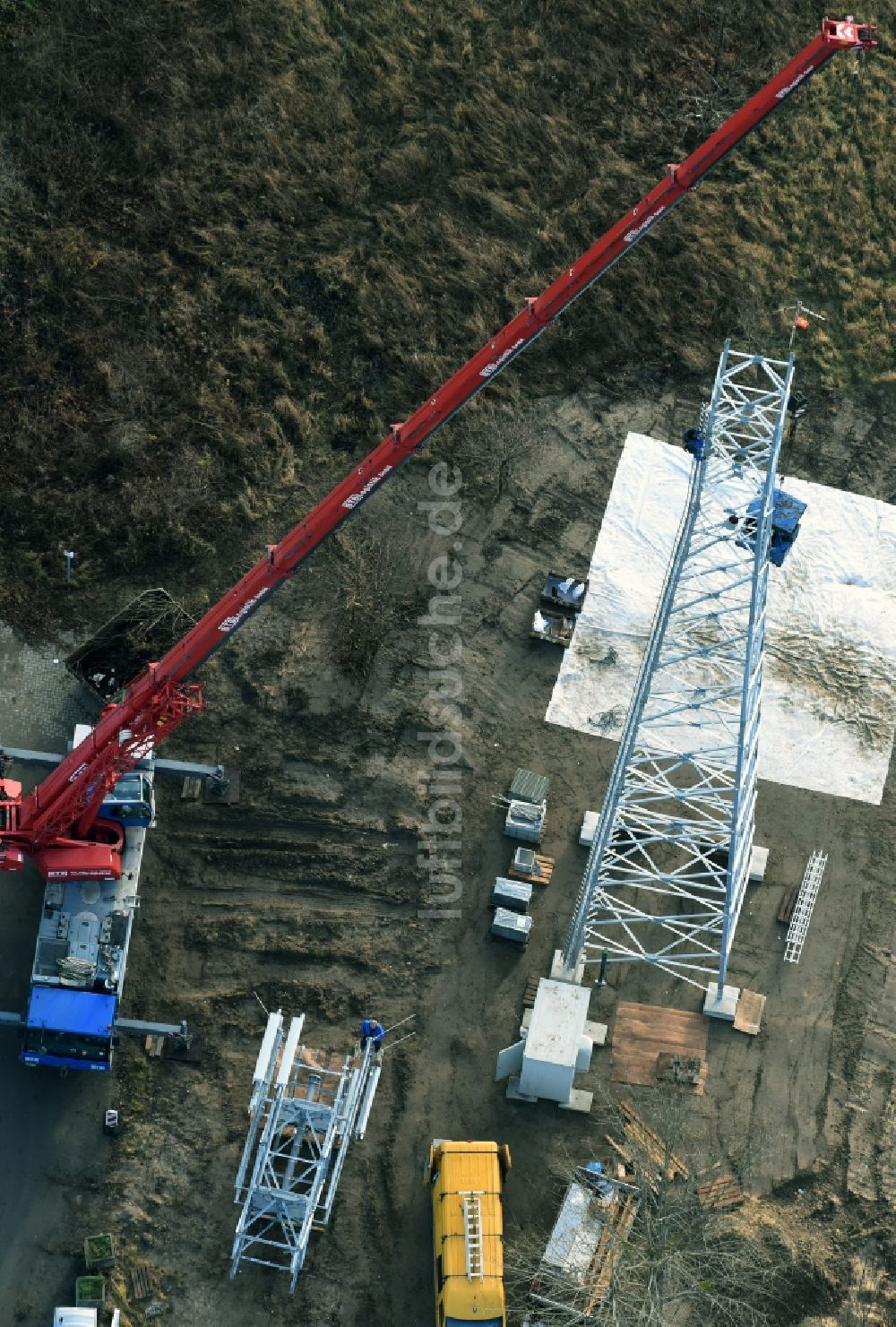 Werneuchen aus der Vogelperspektive: Baustelle zur Strommast- Montage in Werneuchen im Bundesland Brandenburg