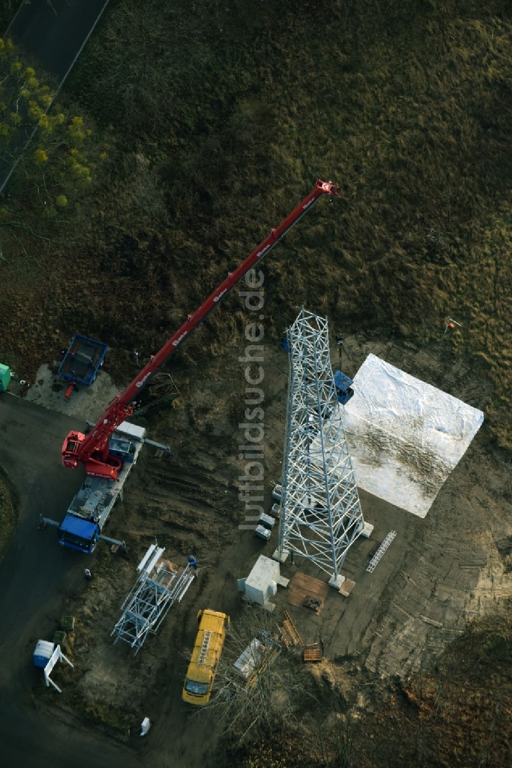 Luftaufnahme Werneuchen - Baustelle zur Strommast- Montage in Werneuchen im Bundesland Brandenburg