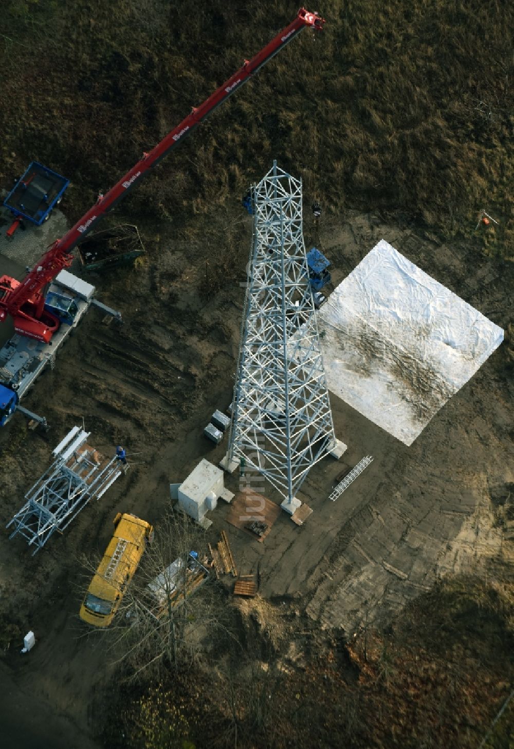 Werneuchen von oben - Baustelle zur Strommast- Montage in Werneuchen im Bundesland Brandenburg