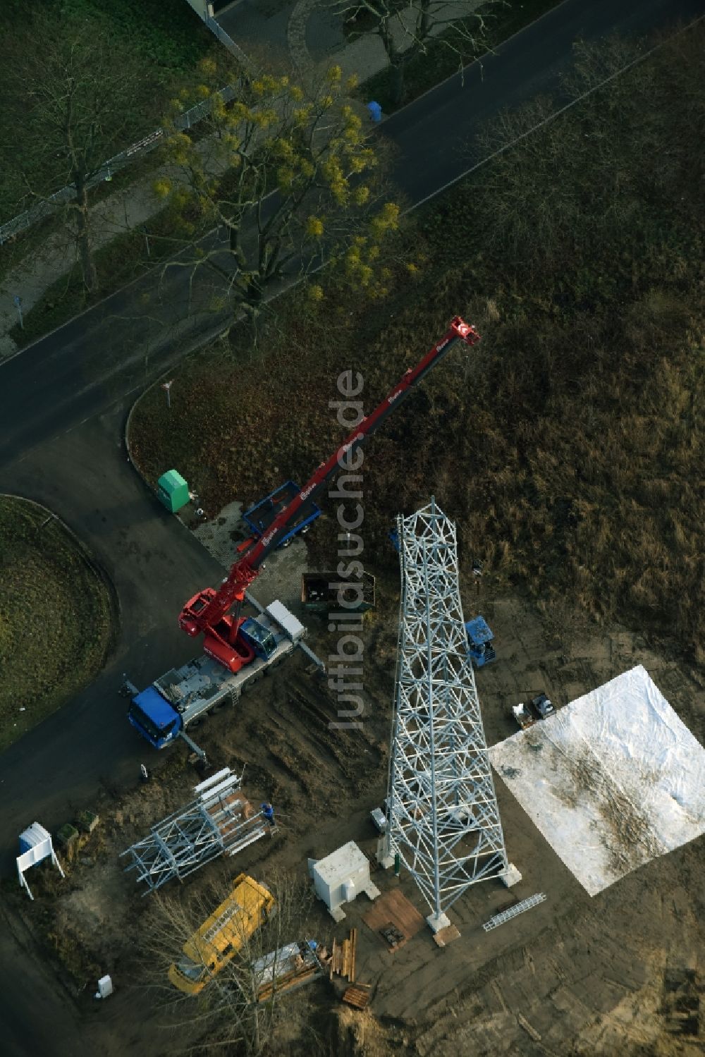 Werneuchen aus der Vogelperspektive: Baustelle zur Strommast- Montage in Werneuchen im Bundesland Brandenburg