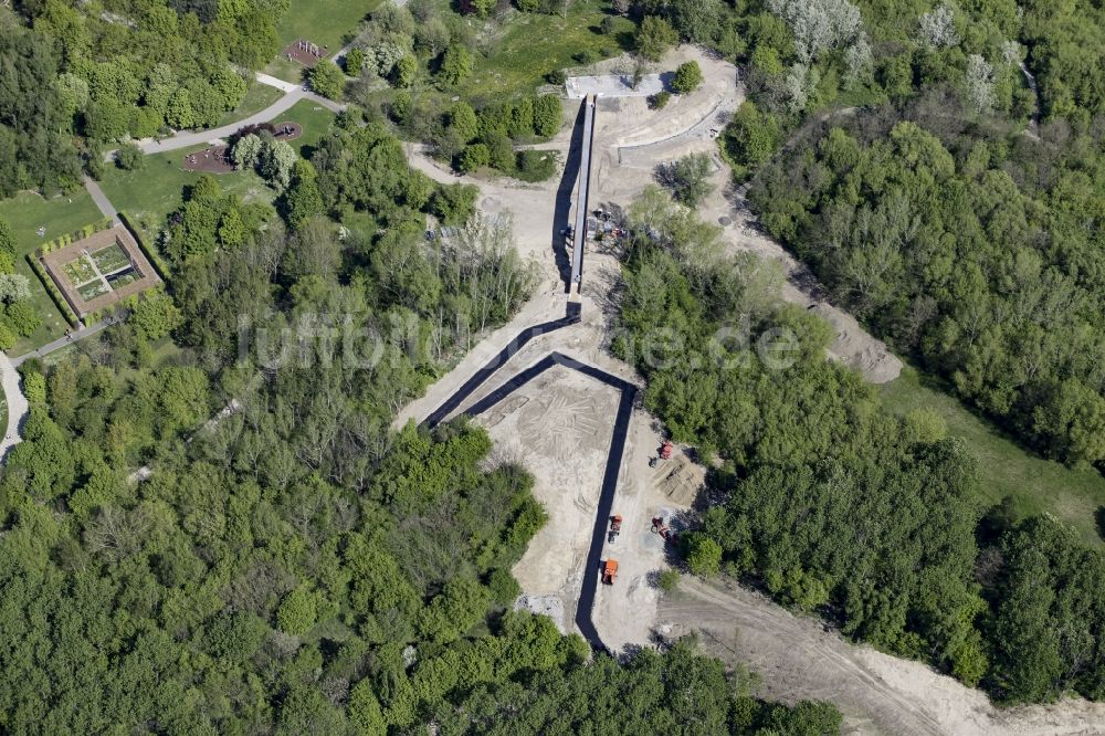 Luftaufnahme Berlin - Baustelle zur Tälchenbrücke am Westhang des Kienberg am Gelände der Internationalen Gartenausstellung IGA 2017 im Bezirk Marzahn-Hellersdorf in Berlin