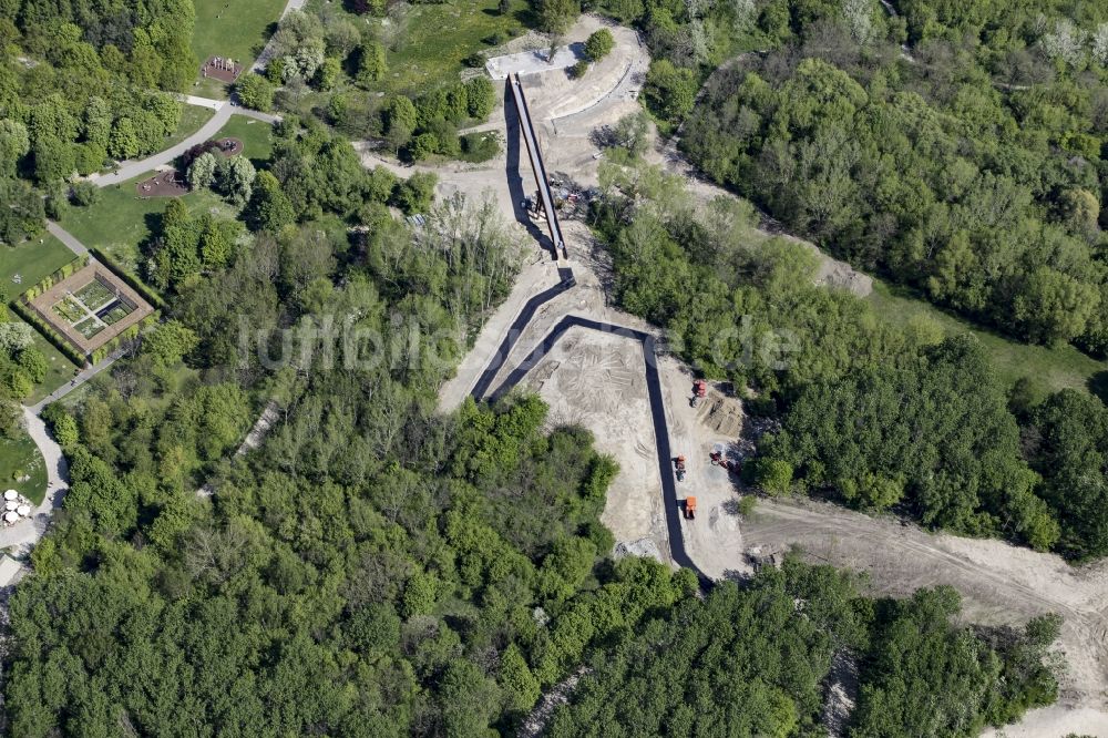 Berlin von oben - Baustelle zur Tälchenbrücke am Westhang des Kienberg am Gelände der Internationalen Gartenausstellung IGA 2017 im Bezirk Marzahn-Hellersdorf in Berlin