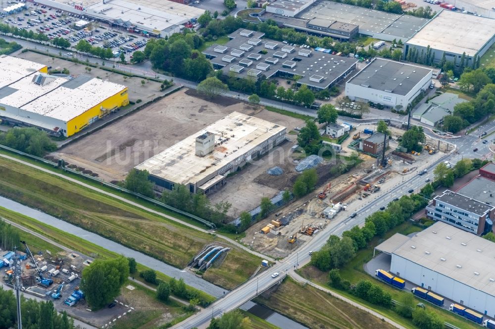 Luftaufnahme Gelsenkirchen - Baustelle zur Verlegung von Leitungs- Rohren des Abwasserkanals an der Adenauerallee in Gelsenkirchen im Bundesland Nordrhein-Westfalen, Deutschland