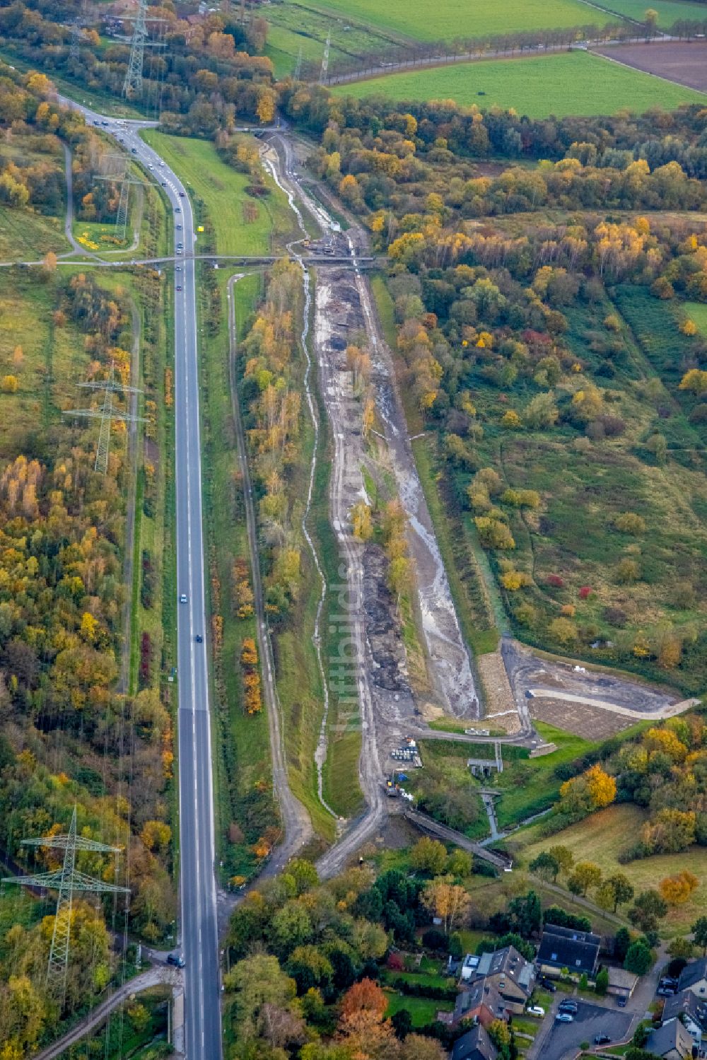 Gelsenkirchen aus der Vogelperspektive: Baustelle zur Verlegung von Leitungs- Rohren des Abwasserkanals am Leither Bach in Gelsenkirchen im Bundesland Nordrhein-Westfalen, Deutschland