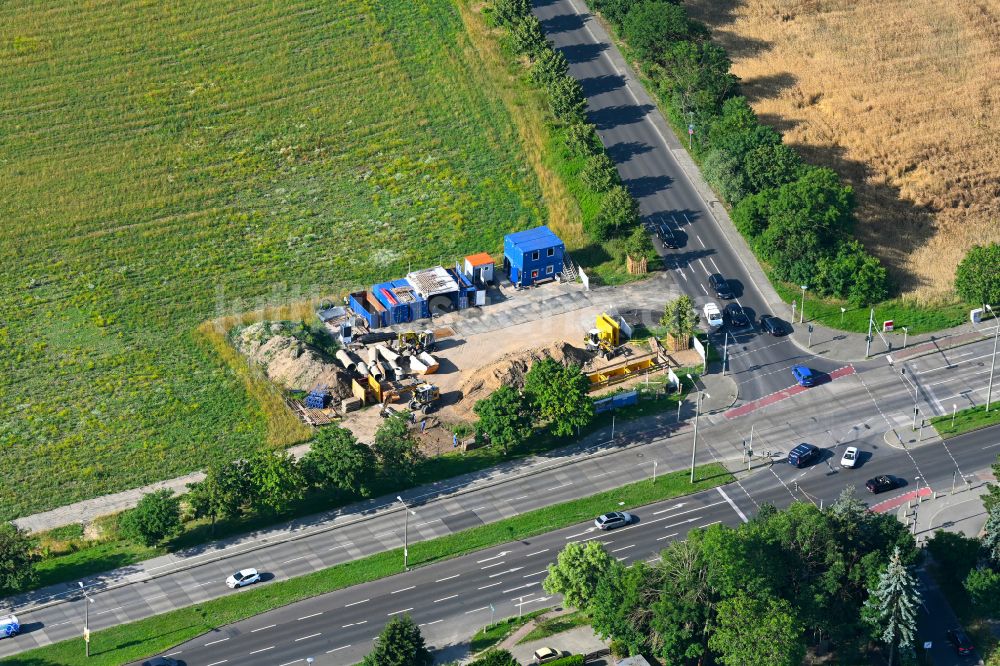 Luftaufnahme Berlin - Baustelle zur Verlegung von Leitungs- Rohren der Berliner Wasserbetriebe in Berlin, Deutschland