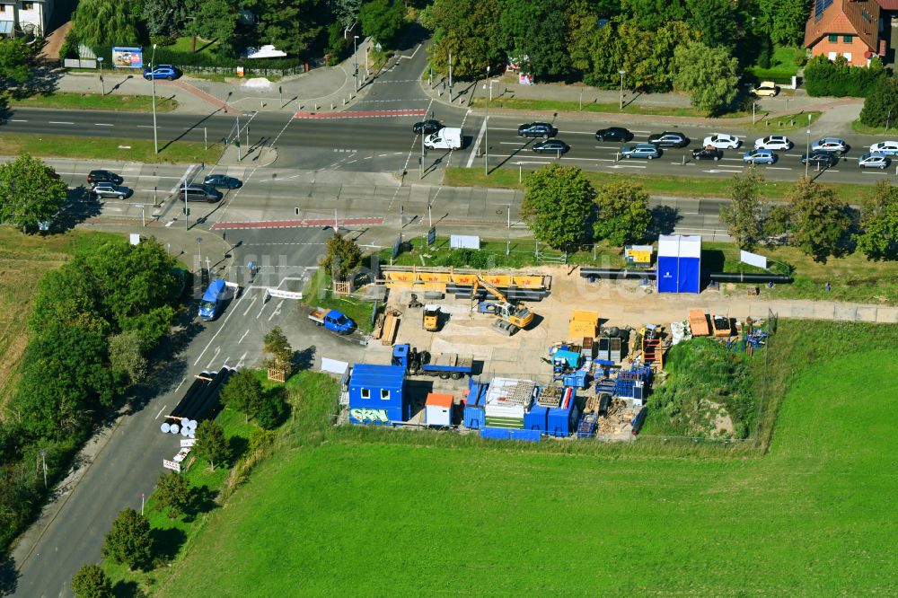 Luftaufnahme Berlin - Baustelle zur Verlegung von Leitungs- Rohren der Berliner Wasserbetriebe in Berlin, Deutschland