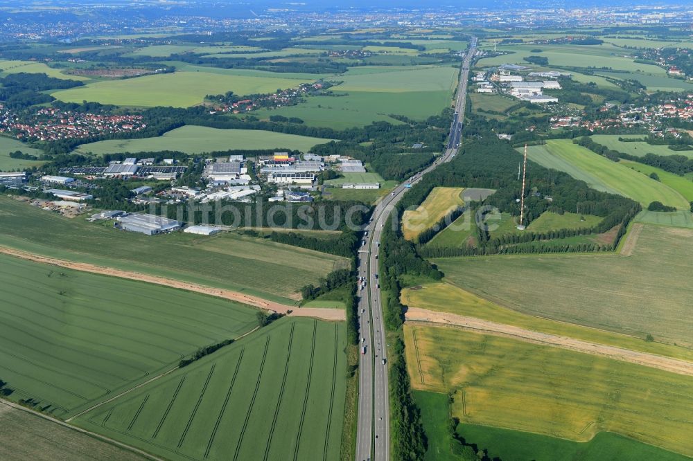 Klipphausen von oben - Baustelle zur Verlegung von Leitungs- Rohren der EUGAL Trasse auf einem Feld bei Klipphausen im Bundesland Sachsen, Deutschland