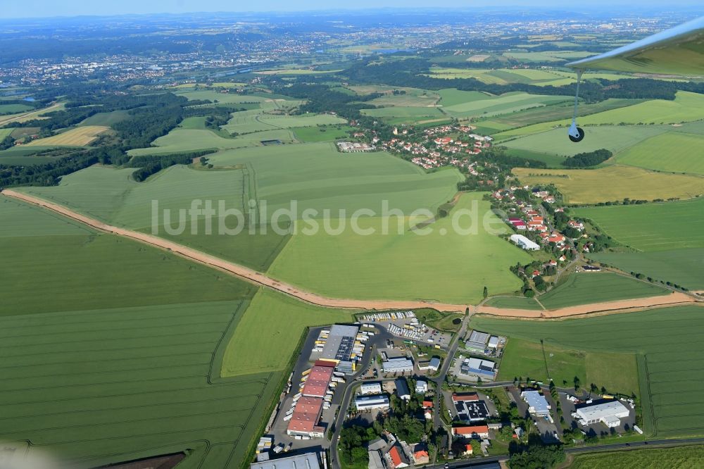 Röhrsdorf aus der Vogelperspektive: Baustelle zur Verlegung von Leitungs- Rohren der EUGAL Trasse auf einem Feld bei Röhrsdorf im Bundesland Sachsen, Deutschland