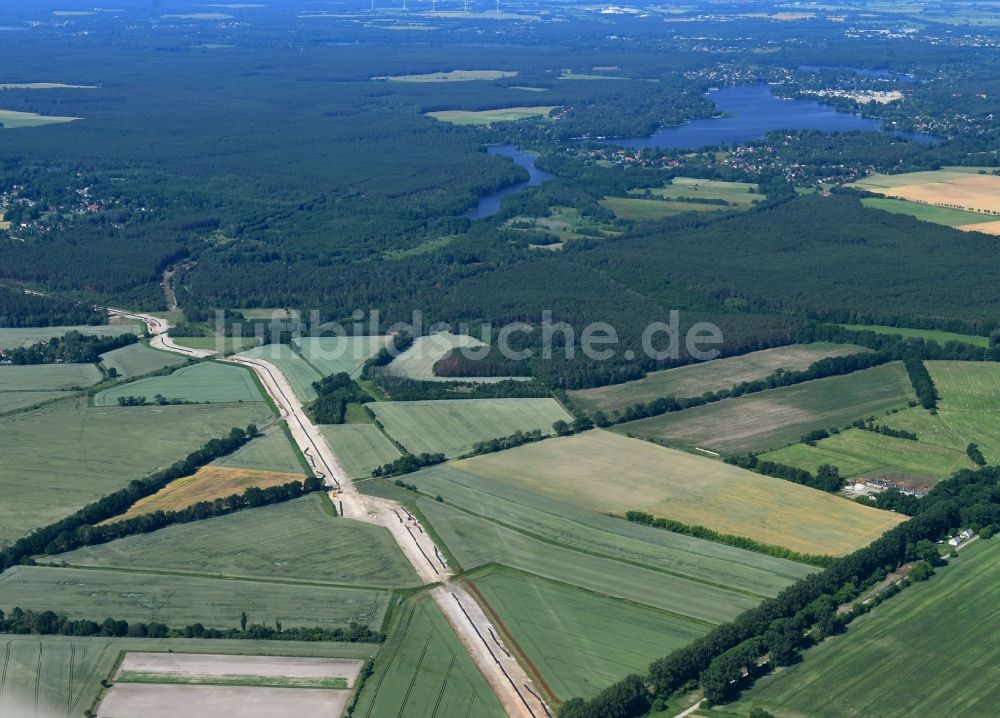 Bestensee aus der Vogelperspektive: Baustelle zur Verlegung von Leitungs- Rohren der neuen Europäischen Gas-Anbindungsleitung ( Eugal ) in Bestensee im Bundesland Brandenburg, Deutschland