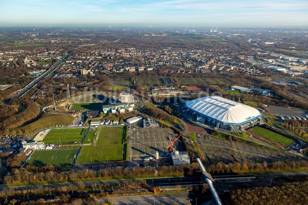 Gelsenkirchen aus der Vogelperspektive: Baustelle zur Verlegung von Rollrasen an der Veltins Arena des FC Schalke 04 in Gelsenkirchen im Bundesland Nordrhein-Westfalen