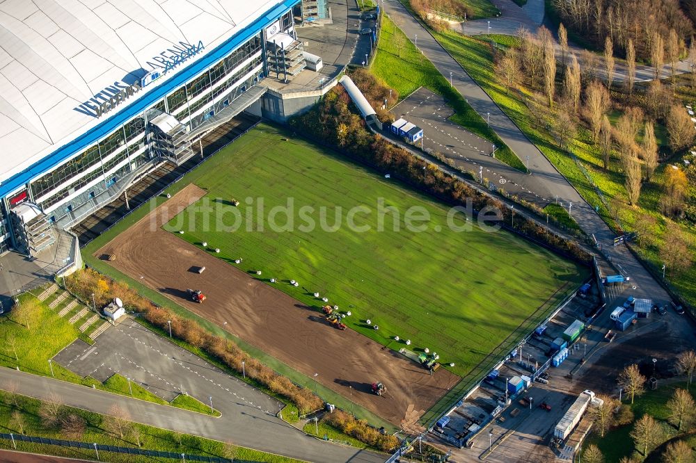 Luftbild Gelsenkirchen - Baustelle zur Verlegung von Rollrasen an der Veltins Arena des FC Schalke 04 in Gelsenkirchen im Bundesland Nordrhein-Westfalen