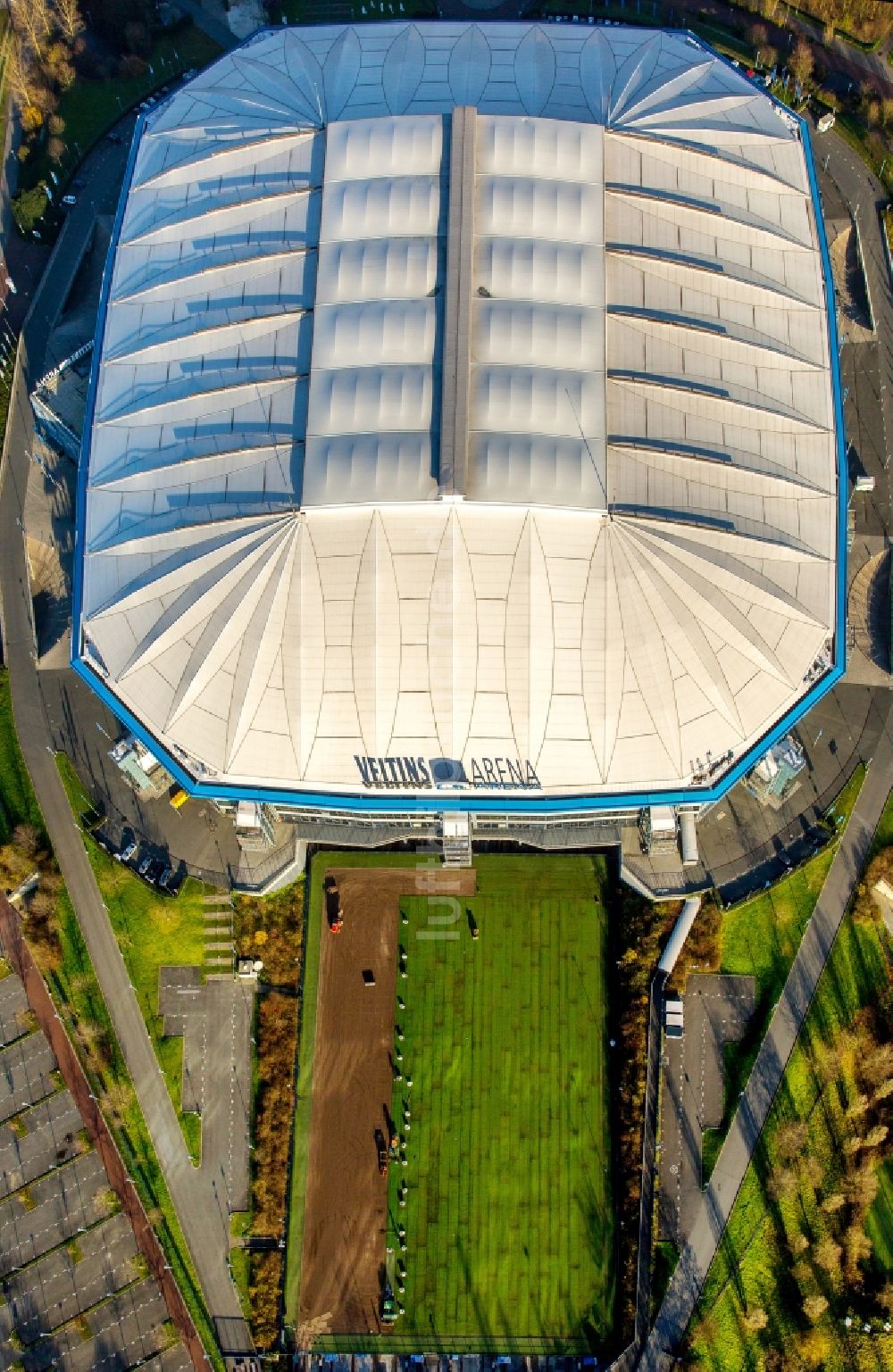 Luftaufnahme Gelsenkirchen - Baustelle zur Verlegung von Rollrasen an der Veltins Arena des FC Schalke 04 in Gelsenkirchen im Bundesland Nordrhein-Westfalen