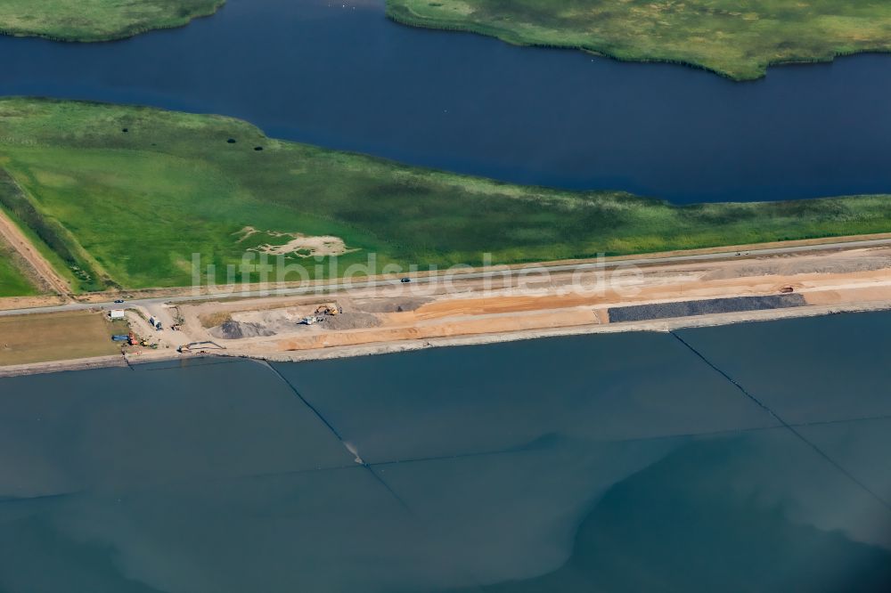 Ockholm aus der Vogelperspektive: Baustelle zur Verstärkung des Deich- Schutzstreifen Klimadeich im Hauke- Haien- Koog in Ockholm im Bundesland Schleswig-Holstein, Deutschland