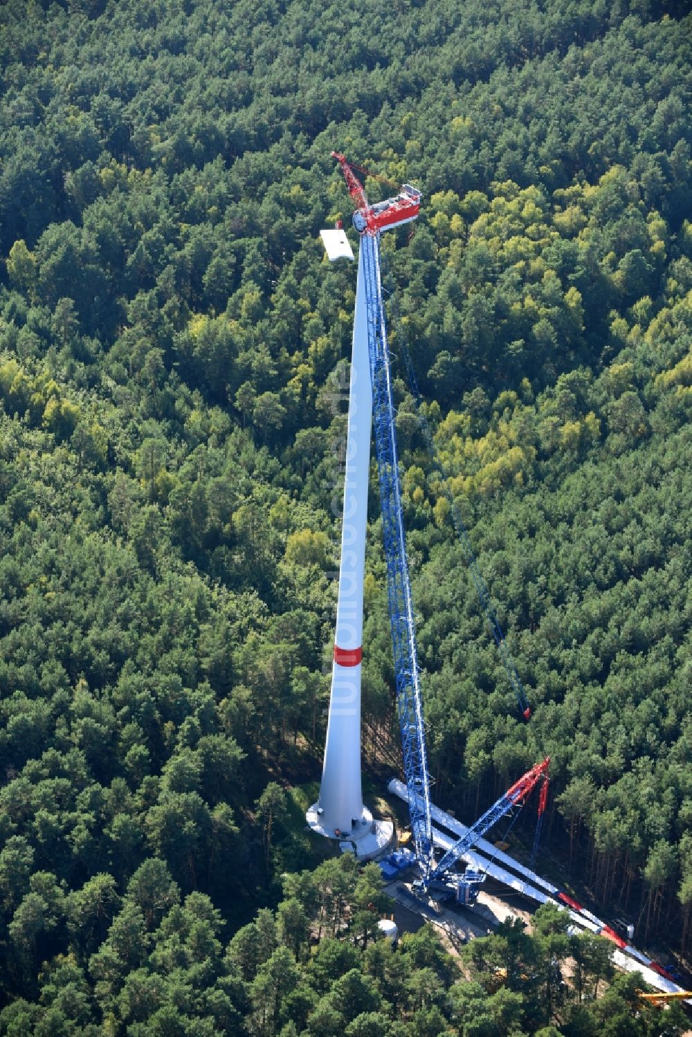 Luftaufnahme Spreenhagen - Baustelle zur Windrad- Montage der ABO Wind AG in Spreenhagen im Bundesland Brandenburg