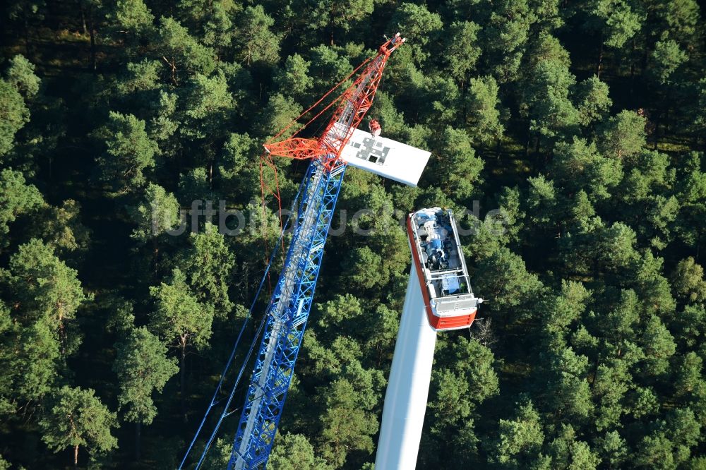 Spreenhagen aus der Vogelperspektive: Baustelle zur Windrad- Montage der ABO Wind AG in Spreenhagen im Bundesland Brandenburg