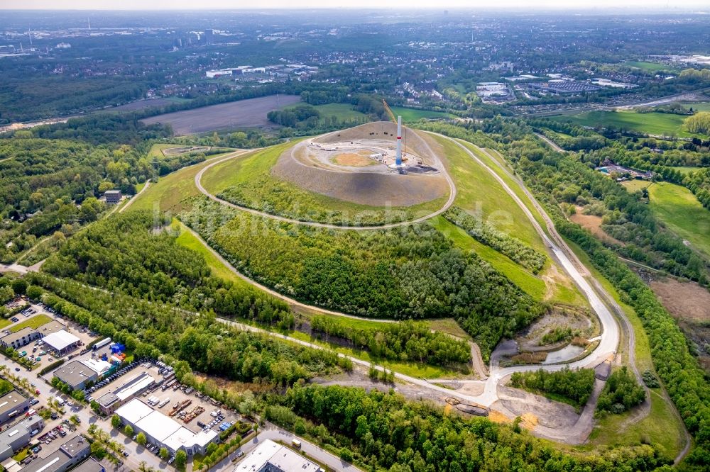 Luftbild Gladbeck - Baustelle zur Windrad- Montage auf dem Abraum- Halden- Hügel der Mottbruchhalde in Gladbeck im Bundesland Nordrhein-Westfalen, Deutschland