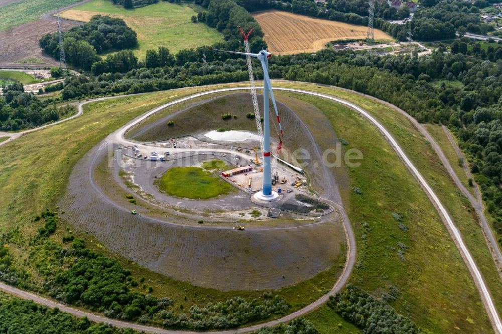 Gladbeck aus der Vogelperspektive: Baustelle zur Windrad- Montage auf dem Abraum- Halden- Hügel der Mottbruchhalde in Gladbeck im Bundesland Nordrhein-Westfalen, Deutschland