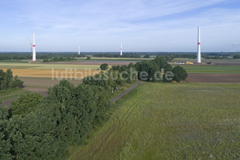 Bardowick aus der Vogelperspektive: Baustelle zur Windrad- Montage in Bardowick im Bundesland Niedersachsen, Deutschland