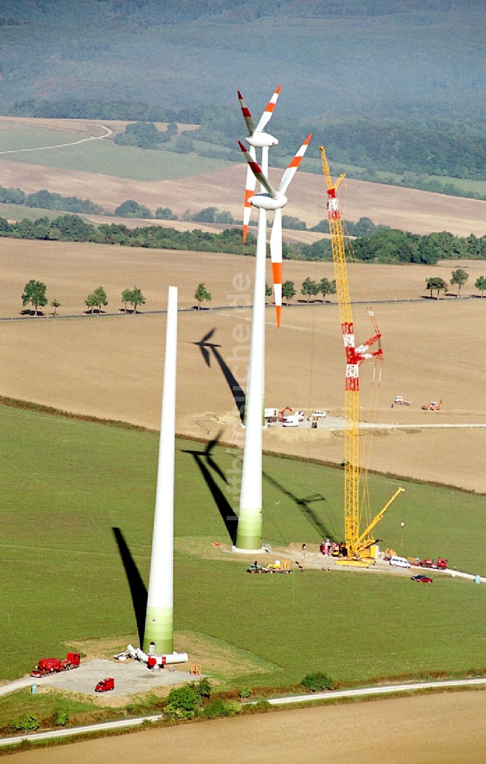 Dingelstädt aus der Vogelperspektive: Baustelle zur Windrad- Montage in Dingelstädt im Bundesland Thüringen, Deutschland