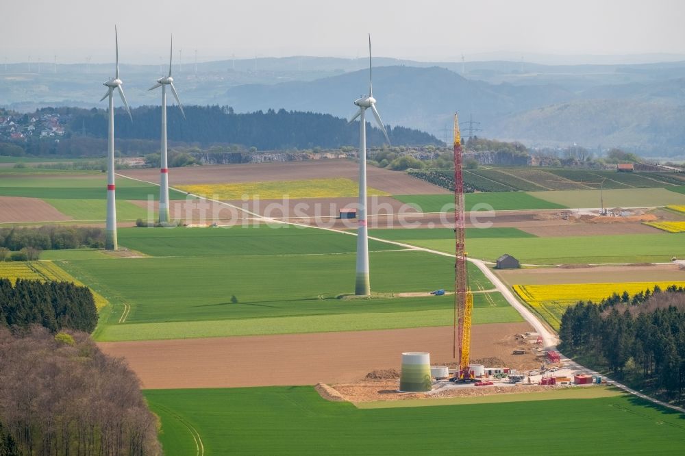 Brilon aus der Vogelperspektive: Baustelle zur Windrad- Montage auf einem Feld in Brilon im Bundesland Nordrhein-Westfalen