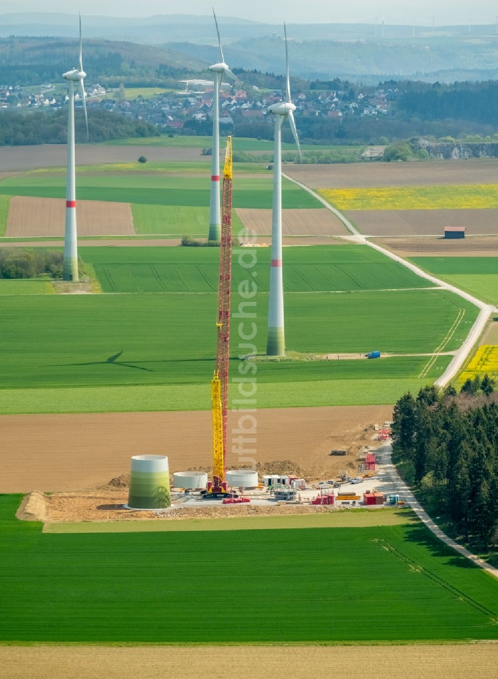 Luftbild Brilon - Baustelle zur Windrad- Montage auf einem Feld in Brilon im Bundesland Nordrhein-Westfalen