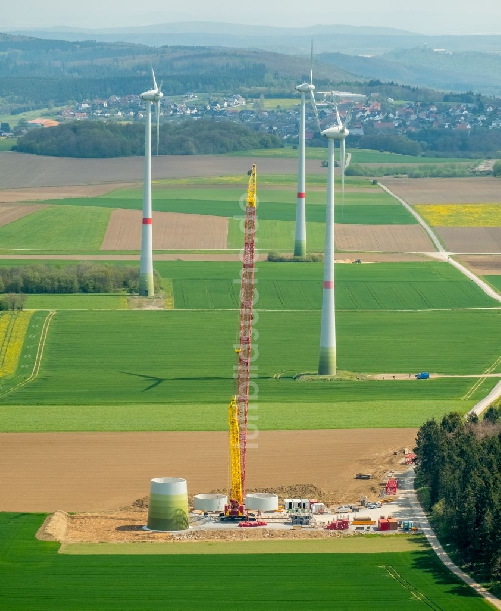 Luftaufnahme Brilon - Baustelle zur Windrad- Montage auf einem Feld in Brilon im Bundesland Nordrhein-Westfalen