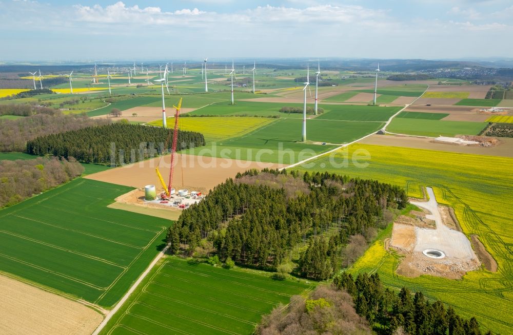 Brilon von oben - Baustelle zur Windrad- Montage auf einem Feld in Brilon im Bundesland Nordrhein-Westfalen