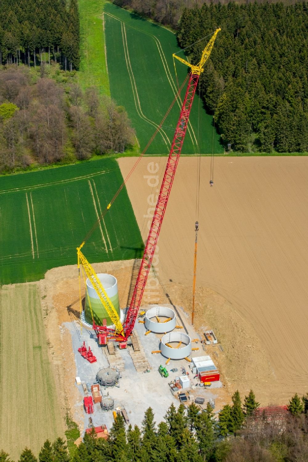 Brilon aus der Vogelperspektive: Baustelle zur Windrad- Montage auf einem Feld in Brilon im Bundesland Nordrhein-Westfalen