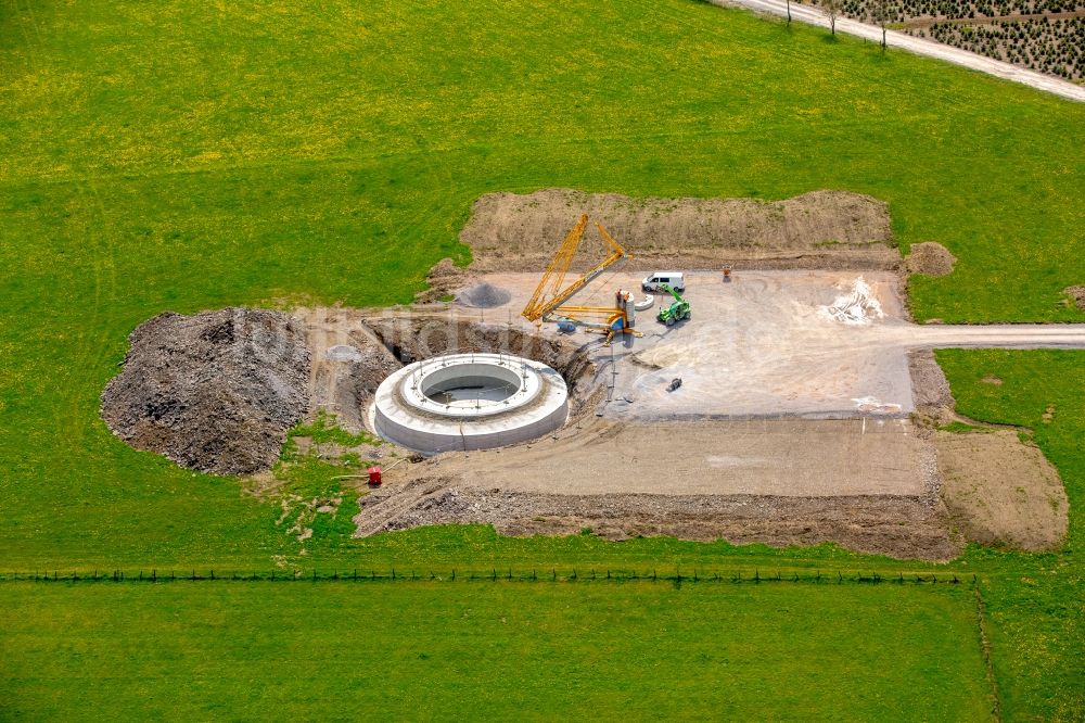 Luftbild Brilon - Baustelle zur Windrad- Montage auf einem Feld in Brilon im Bundesland Nordrhein-Westfalen