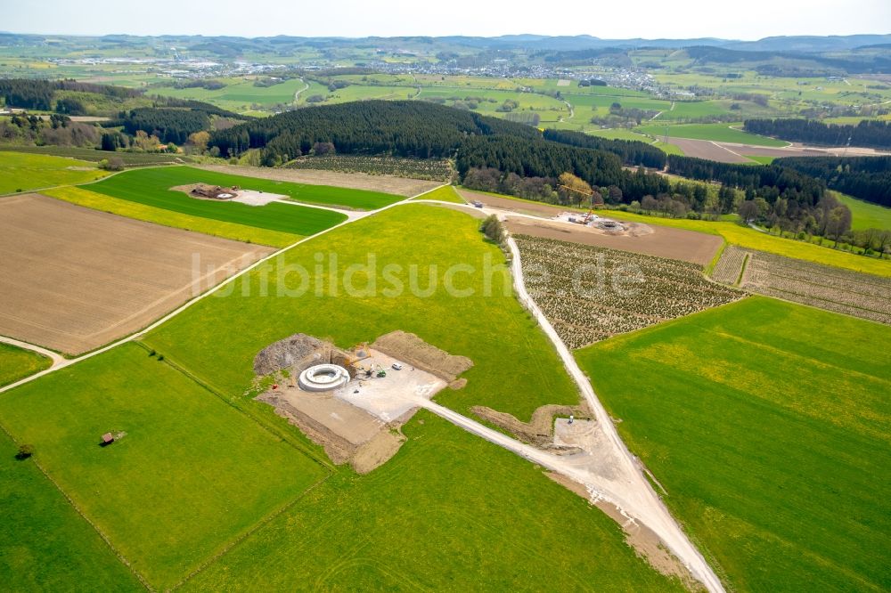 Luftaufnahme Brilon - Baustelle zur Windrad- Montage auf einem Feld in Brilon im Bundesland Nordrhein-Westfalen