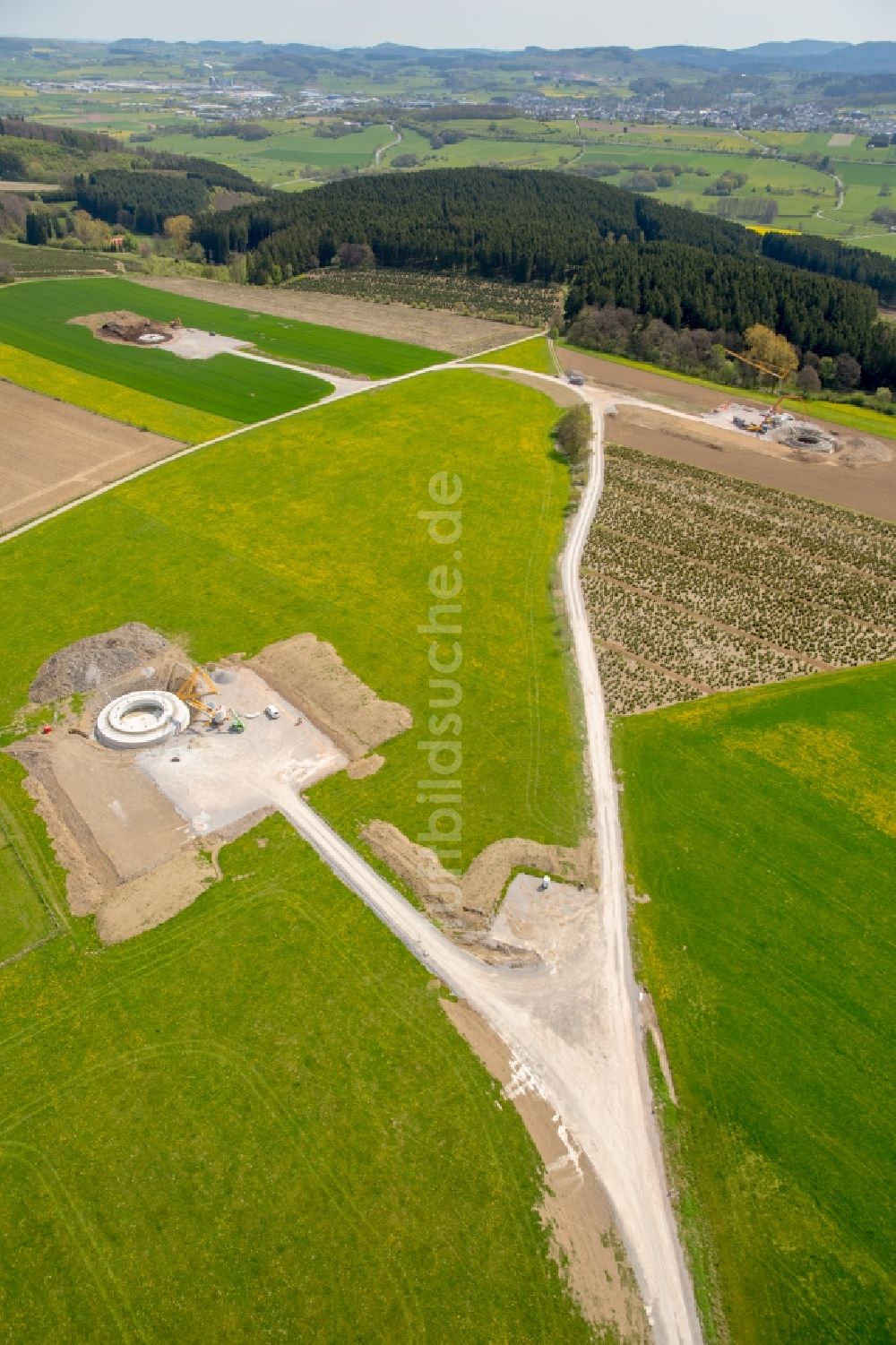 Brilon von oben - Baustelle zur Windrad- Montage auf einem Feld in Brilon im Bundesland Nordrhein-Westfalen