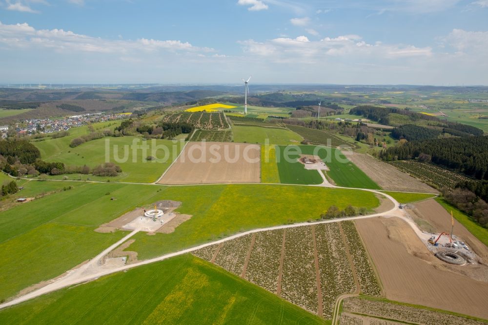 Brilon aus der Vogelperspektive: Baustelle zur Windrad- Montage auf einem Feld in Brilon im Bundesland Nordrhein-Westfalen