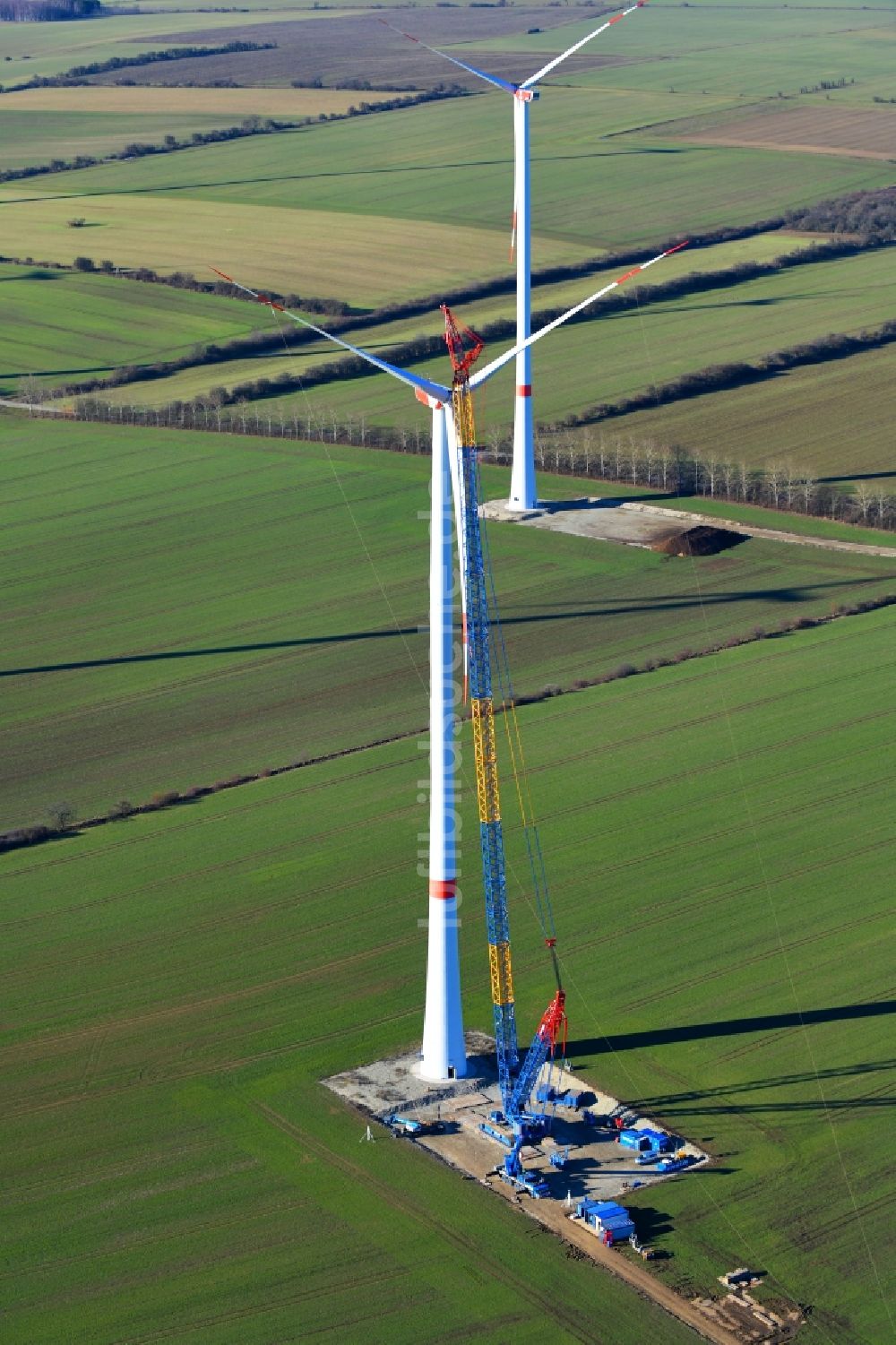 Großbrüchter aus der Vogelperspektive: Baustelle zur Windrad- Montage auf einem Feld in Großbrüchter im Bundesland Thüringen, Deutschland