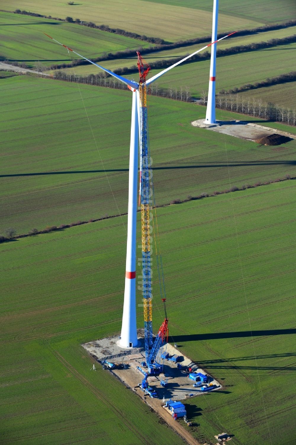 Luftbild Großbrüchter - Baustelle zur Windrad- Montage auf einem Feld in Großbrüchter im Bundesland Thüringen, Deutschland