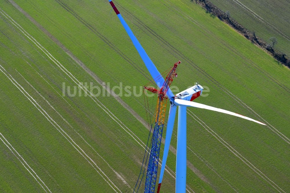 Luftaufnahme Großbrüchter - Baustelle zur Windrad- Montage auf einem Feld in Großbrüchter im Bundesland Thüringen, Deutschland