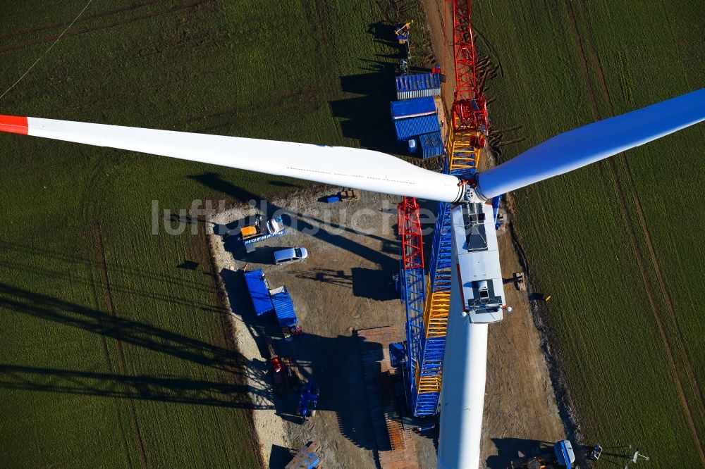 Großbrüchter aus der Vogelperspektive: Baustelle zur Windrad- Montage auf einem Feld in Großbrüchter im Bundesland Thüringen, Deutschland