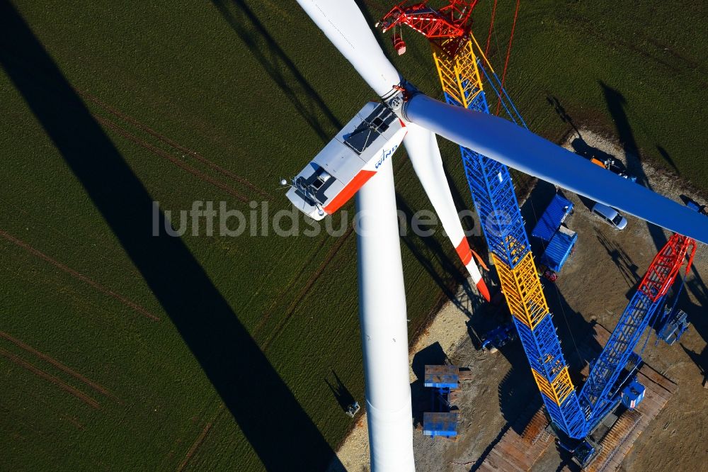 Luftaufnahme Großbrüchter - Baustelle zur Windrad- Montage auf einem Feld in Großbrüchter im Bundesland Thüringen, Deutschland