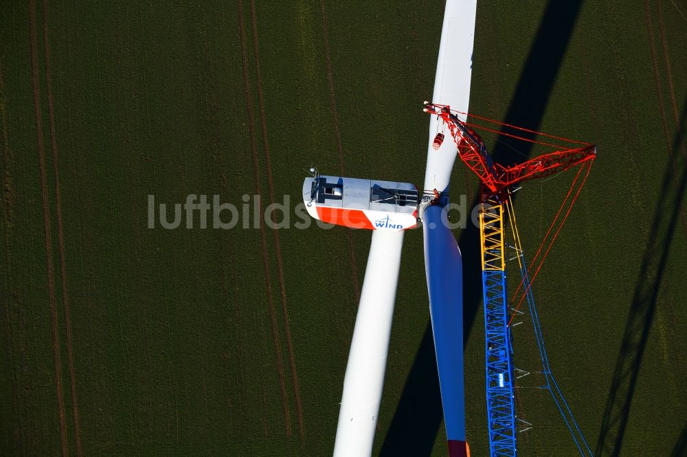 Großbrüchter von oben - Baustelle zur Windrad- Montage auf einem Feld in Großbrüchter im Bundesland Thüringen, Deutschland