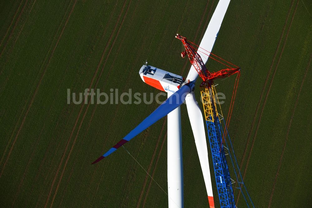 Großbrüchter aus der Vogelperspektive: Baustelle zur Windrad- Montage auf einem Feld in Großbrüchter im Bundesland Thüringen, Deutschland