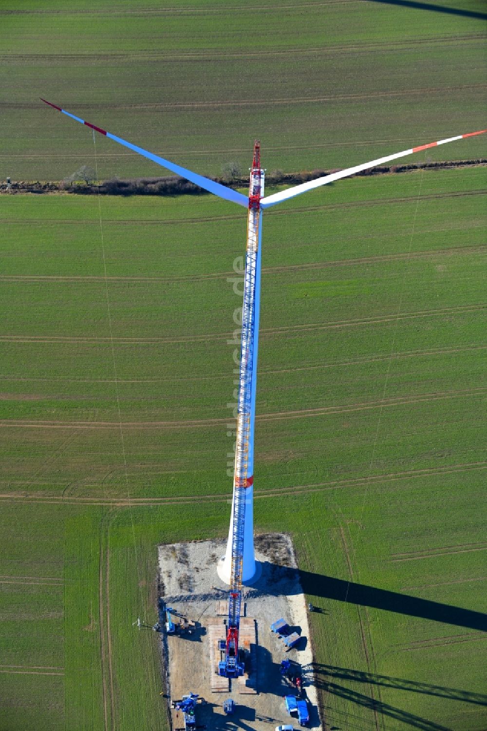 Luftbild Großbrüchter - Baustelle zur Windrad- Montage auf einem Feld in Großbrüchter im Bundesland Thüringen, Deutschland