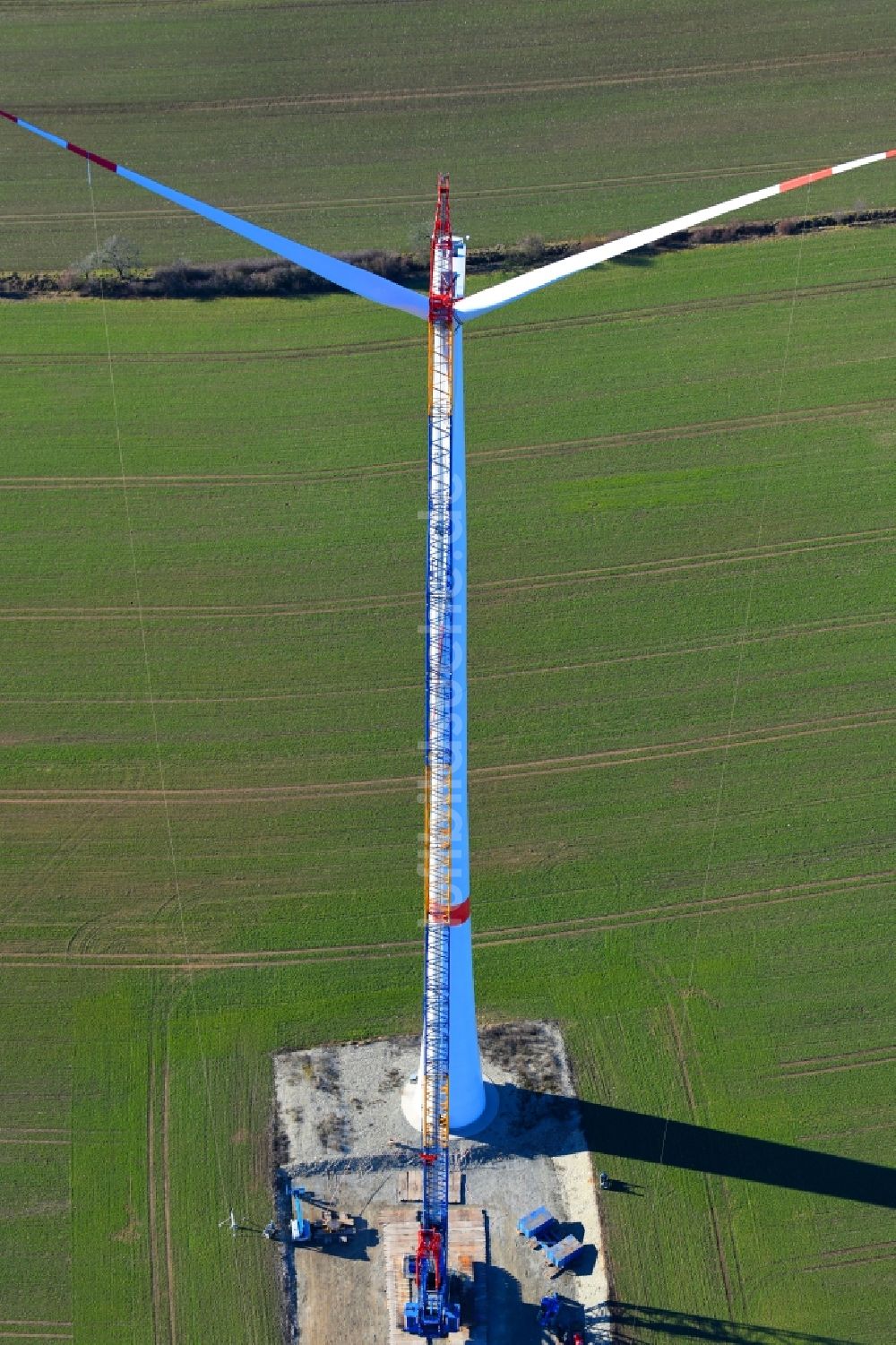 Luftaufnahme Großbrüchter - Baustelle zur Windrad- Montage auf einem Feld in Großbrüchter im Bundesland Thüringen, Deutschland