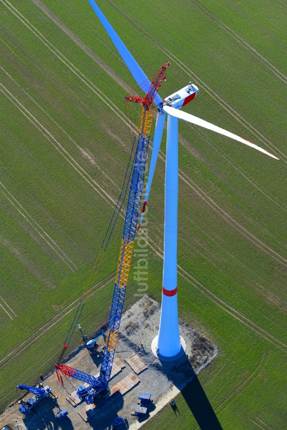 Großbrüchter von oben - Baustelle zur Windrad- Montage auf einem Feld in Großbrüchter im Bundesland Thüringen, Deutschland