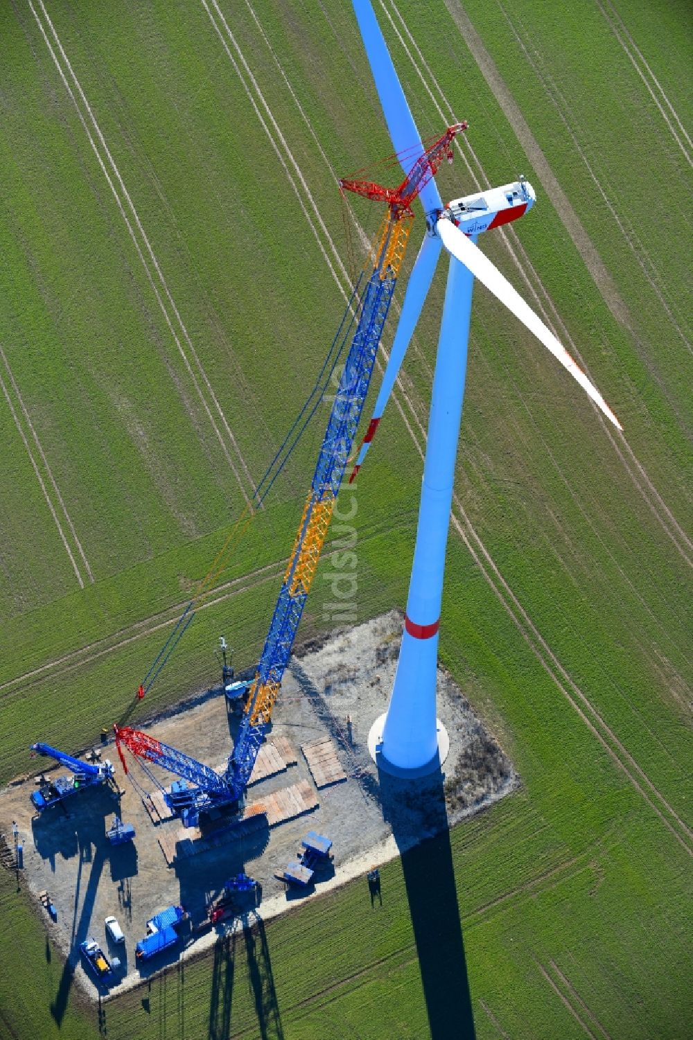 Großbrüchter aus der Vogelperspektive: Baustelle zur Windrad- Montage auf einem Feld in Großbrüchter im Bundesland Thüringen, Deutschland