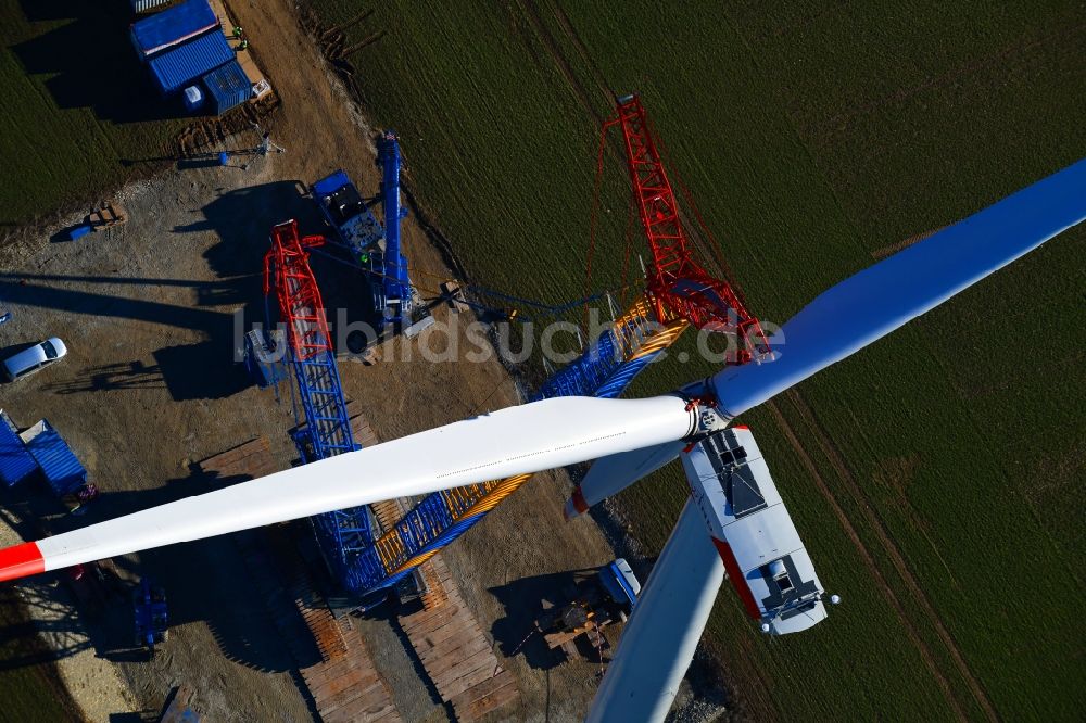 Luftbild Großbrüchter - Baustelle zur Windrad- Montage auf einem Feld in Großbrüchter im Bundesland Thüringen, Deutschland