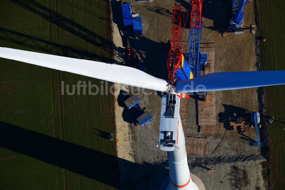 Luftaufnahme Großbrüchter - Baustelle zur Windrad- Montage auf einem Feld in Großbrüchter im Bundesland Thüringen, Deutschland