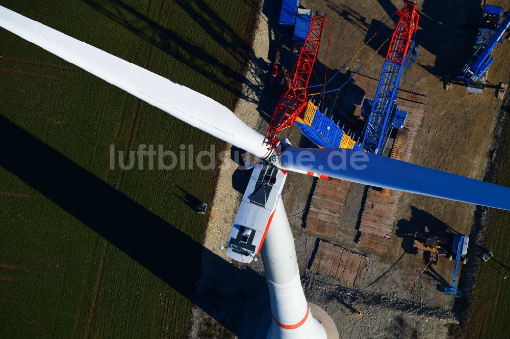 Großbrüchter von oben - Baustelle zur Windrad- Montage auf einem Feld in Großbrüchter im Bundesland Thüringen, Deutschland