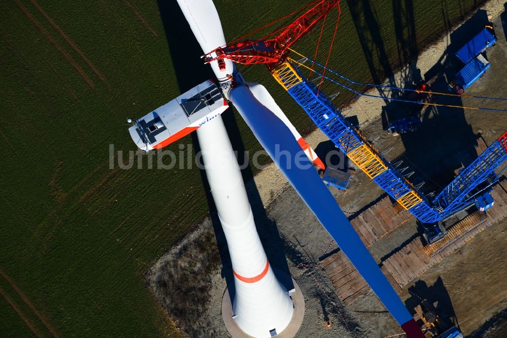 Großbrüchter aus der Vogelperspektive: Baustelle zur Windrad- Montage auf einem Feld in Großbrüchter im Bundesland Thüringen, Deutschland