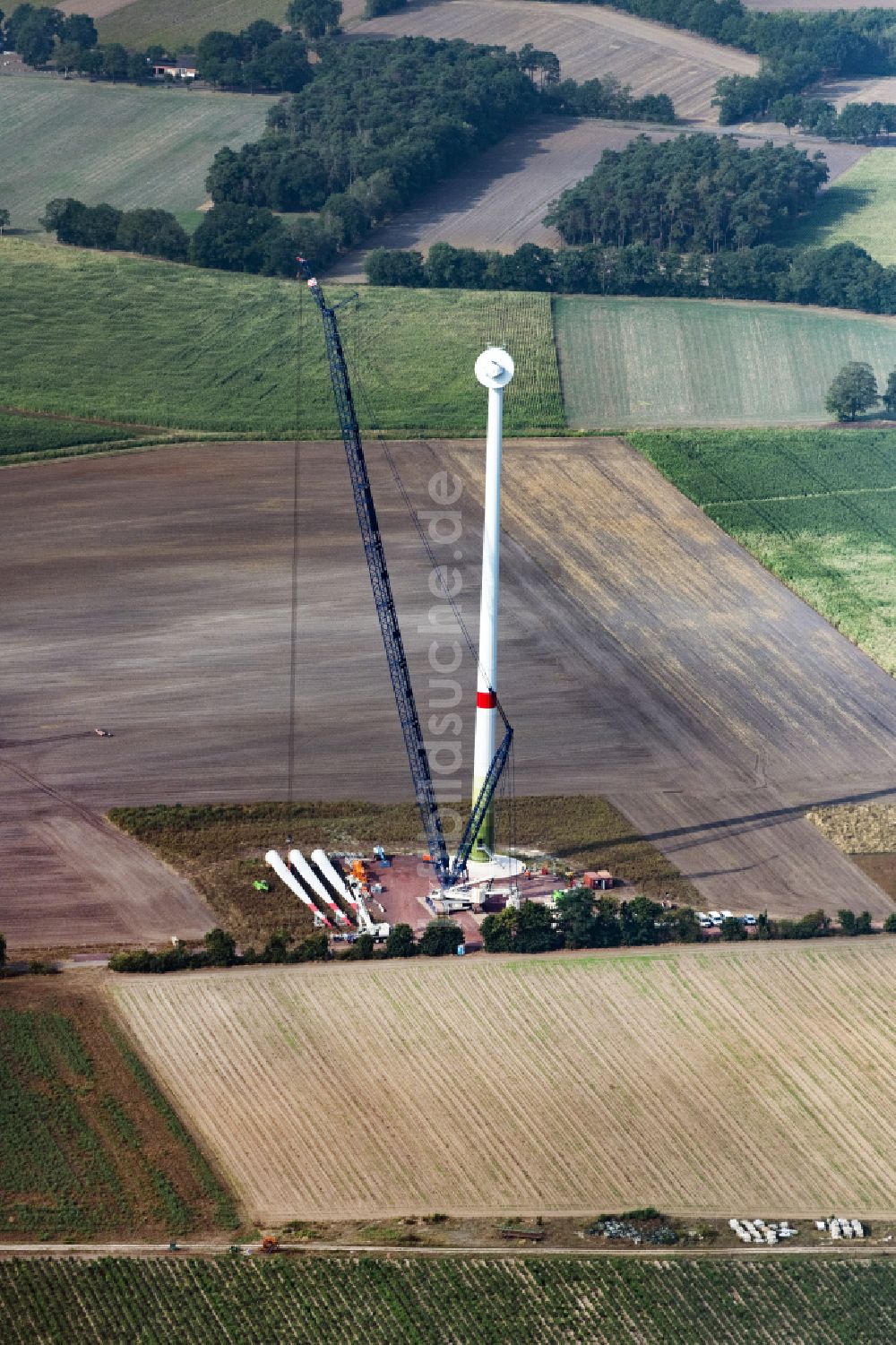 Luftbild Höfen - Baustelle zur Windrad- Montage auf einem Feld in Höfen im Bundesland Niedersachsen, Deutschland