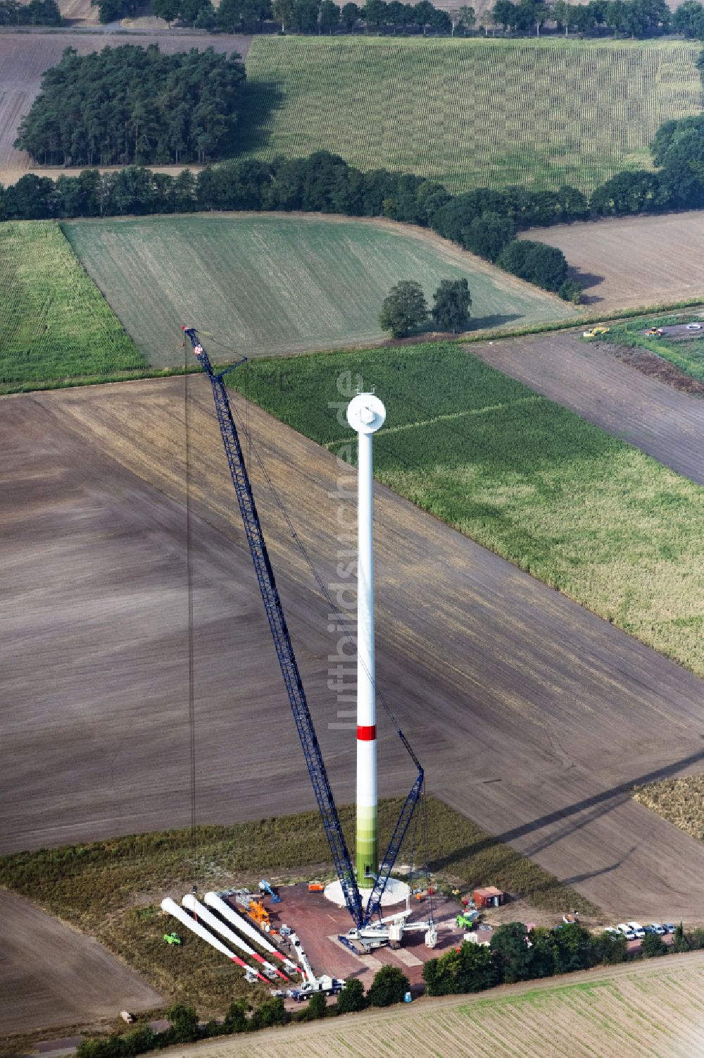 Luftaufnahme Höfen - Baustelle zur Windrad- Montage auf einem Feld in Höfen im Bundesland Niedersachsen, Deutschland